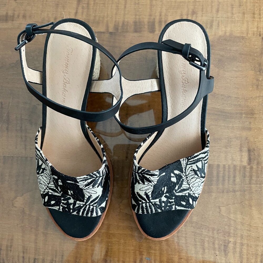 Tommy Bahama Black and White Sandals size 7.5